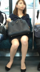 【パンチラ画像】電車内でタイトスカートのOLさんのパンチラ・太ももを激写（26枚）の画像