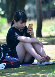 余裕でパンツ見れちゃうよねこれｗｗｗｗよそ見、スマホはパンチラのもとｗｗｗｗの画像