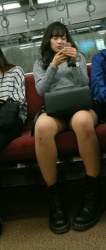 電車に乗ってる女さんの脚や太ももを正面からスマホ盗撮してる画像まとめ・・これリアルすぎん？の画像