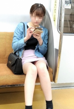 【電車内パンチラ】無音カメラを駆使して撮影したパンチラ・太もも画像（29枚）の画像