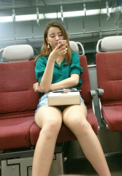 電車座席→太もも剥き出しで脚を組んでるエロいお姉さんをスマホで盗撮してる画像まとめ４７枚！の画像