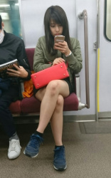 電車対面に座ってる女さんのガン見したくなる股間や太もも！→隠し撮りされたと思われる４８枚！の画像