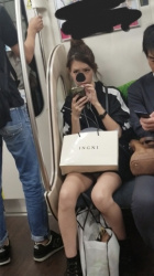 【パンチラ】通勤中に電車内で股間を狙って無音カメラで撮影しまくったパンチラ・太もも画像（20枚）の画像