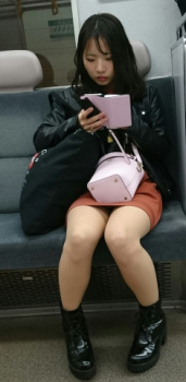 電車の中で座ってる女さんの太ももやパンツをスマホで隠し撮りしてるムッツリ野郎が多すぎる件！の画像