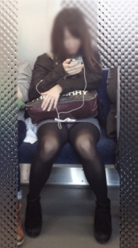 黒パンスト・黒パンストから透けるパンチラがエロい電車内での隠し撮りエロ画像（20枚）の画像