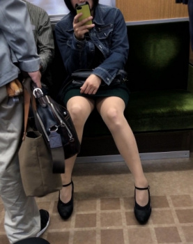 電車の中で無防備になってる女さんの下半身を狙い、スマホで隠し撮りしてる画像まとめ→４８枚！の画像
