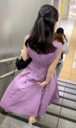 階段・エスカレーターで目の前にいるスカート女性のスカートめくりをして撮影したパンチラ画像の画像