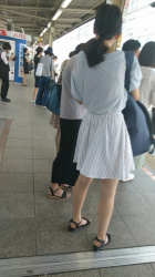 【逆さ撮り】駅のホームで電車待ちしてる女子の無防備なスカートの中身を撮影した逆さ撮りパンチラ画像の画像
