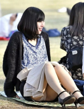 公園内でスカート女子がパンチラする瞬間をじっと待って撮影したパンチラ画像（20枚）の画像