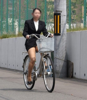 躍動感のある太ももにパンチラがエロい自転車に乗った女性の隠し撮りの画像