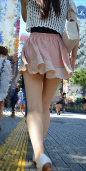 スカートが短すぎてやばい…素人なのにやたらエッチな下半身をした女の子の街撮りエロ画像の画像