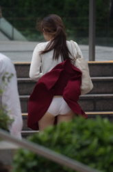 偶然のハプニングだからこそ興奮する…女の子の恥ずかしい失態！？街撮りされたハプニングパンチラ画像の画像