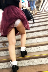 めくれパンチラハプニングのエロ画像の画像