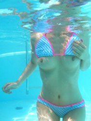 何度見ても興奮する水着ギャルのエッチなハプニング…ぽろりした乳首が可愛いハプニングエロ画像の画像