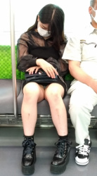 電車内で熟睡中に狙われた太もも・パンチラのエロ画像の画像