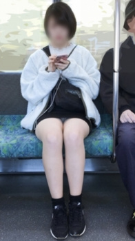 電車内でミニスカ女子を対面から撮影したパンチラ画像の画像