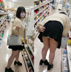 スカートで前屈みになっちゃう油断した素人のパンチラ画像の画像