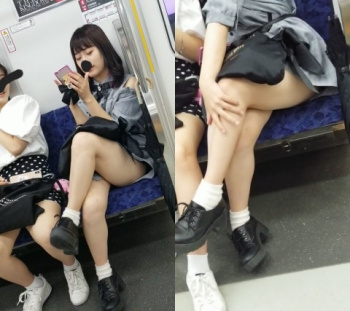 通勤中に撮影した足組みのムチムチ太ももに隙間から見えてるパンチラ画像の画像