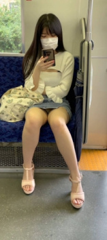 わざとでも偶然でも嬉しい電車内パンチラ画像の画像