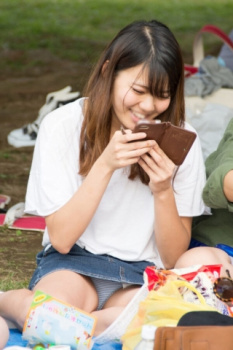 薄着になる夏に公園で撮影されたパンチラ画像の画像