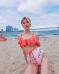 常に下乳露出してるエロ水着姿で普通に海で遊ぶ韓国人巨乳美女の画像