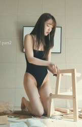 ハイレグ水着姿で何故か家具を組み立てる韓国人美女の画像