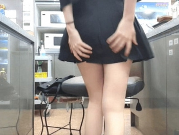 ミニスカート履いてネカフェで働いてる様子を配信してる韓国人美女の画像