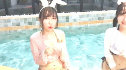 プールで水着配信してたら何かが見えてる気がする韓国人美女の画像