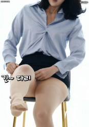 パンツ魅せながらストッキングを履く様子を見せちゃう韓国人美女の画像