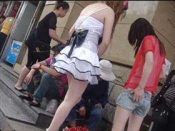 【素人盗撮】街で見かけた2人組の娘に粘着してパンチラ撮影！スカート短すぎて容易に丸見えパンツをゲットの画像
