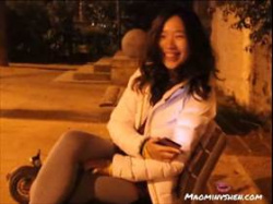 【個人撮影】散歩する人もいる中公園のベンチで彼氏に撮影されながらバイブで自慰する彼女がエロ可愛い投稿映像の画像