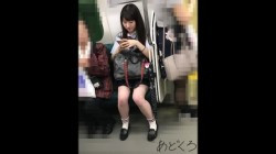 電車で見つけた美少女JKのムチムチ美尻に食い込んだ白パンティ逆さ撮り！の画像