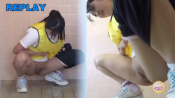 体育終わりのJKがトイレに間に合わず床に放尿する姿を隠し撮りwwの画像