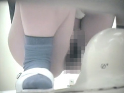 【おしっこ盗撮】和式トイレでおしっこしてるお姉さん達を盗撮した神動画！の画像