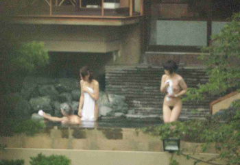 【露天風呂盗撮画像】露天風呂で上半身裸でくつろぐ若い女性客のおっぱいをしっかりと撮影されてしまったエロ画像ｗｗの画像