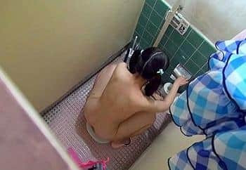 夏休み期間中の市民プールトイレに張り込んでJS少女たちの放尿シーンを隠し撮り！の画像