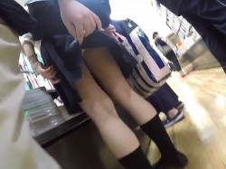 【隠撮動画】リスク高すぎる！書店の店内で制服女子校生のスカートを捲りパンチラを収穫してる！の画像