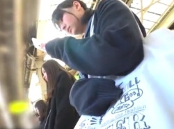 【隠撮動画】中学生化も！清純ウブっ子の美少女のパンチラを電車に同乗して撮り続ける変態男！の画像