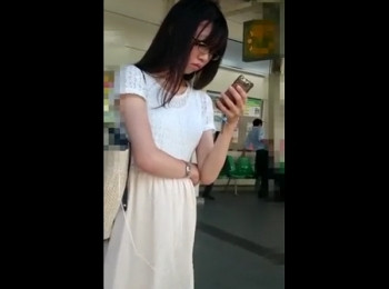 【隠撮動画】メガネっ子清純お姉さんのイエローパンティをエスカレーターで捲りパンチラしたったｗｗｗの画像