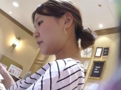 【HD隠撮動画】逆さHERO！美人ショップ店員さんの清楚な白スカート内から撮影された純白パンティ！の画像