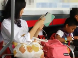 【隠撮動画】駅構内で見かけた美少女JKの未発達で小さなお尻からパンチラを攻略しまくった！の画像