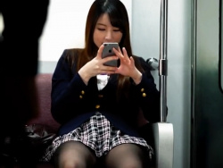 【HD隠撮動画】電車対面に座る黒ストッキングの美少女JKの股間からパンチラしまくってた一部終止ｗｗｗの画像
