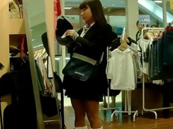 【隠撮動画】マジでヤバいやつ！母親と買い物に来てる制服美少女のJKを逆さ撮りしてパンチラGETｗｗｗの画像