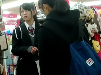 【隠撮動画】ポニーテール美少女JKの純白パンティ！買い物中に粘着して逆さ撮りパンチラ！の画像