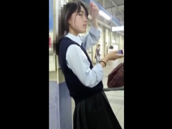 【隠撮動画】マジで止めておけ！処女率99％の中学生化もしれない女子校生をスカート捲りパンチラ！の画像