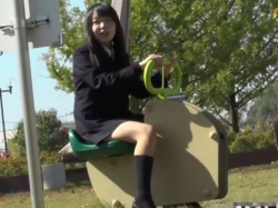 【HD隠撮動画】公園デート中の健全な高校生カップルのロリ美少女な彼女さんのパンチラ凝視ｗｗｗの画像
