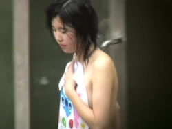 【HD隠撮動画】旅館女子風呂！スティッチのバスタオルを愛用してる美少女の裸体を従業員が隠し撮り！の画像