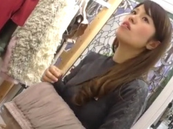 【隠撮動画】逆さHEROがパンチラ公開したせいで清楚美人なショップ店員さんの盛りマンがバレるｗｗｗの画像