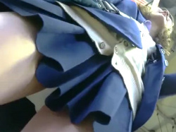 【隠撮動画】駅構内で電車待ちの制服女子校生のスカート内から純白パンティを逆さ撮りしたｗｗｗの画像