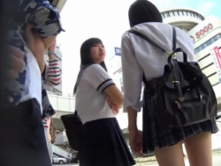 【HD隠撮動画】楽しみはバスの車内！バス停で美少女JK二人組を発見して同乗してパンチラ攻略！！の画像